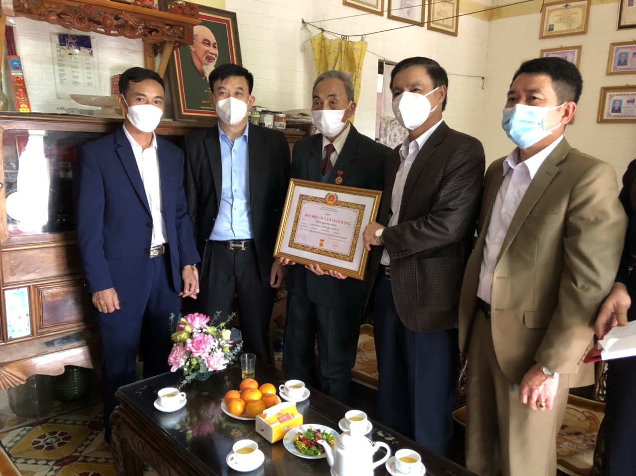 Trao tặng Huy hiệu Đảng đợt 03/02/2022