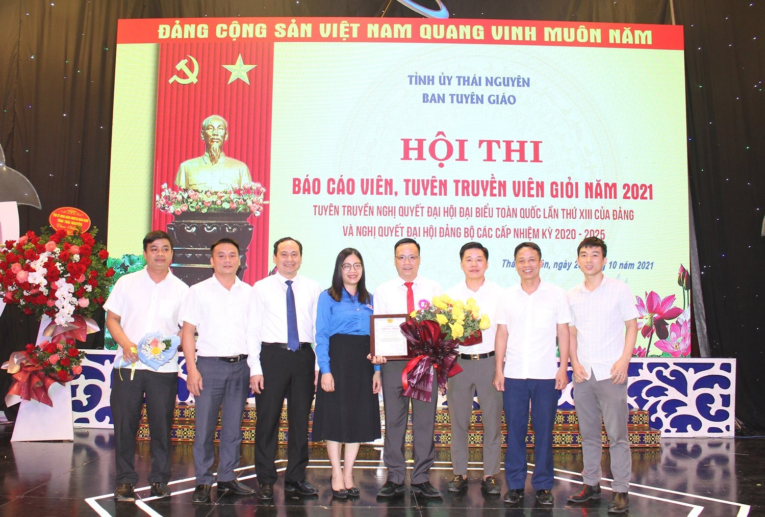 Gang-thep-Chuc-mung-thi-sinh.jpg