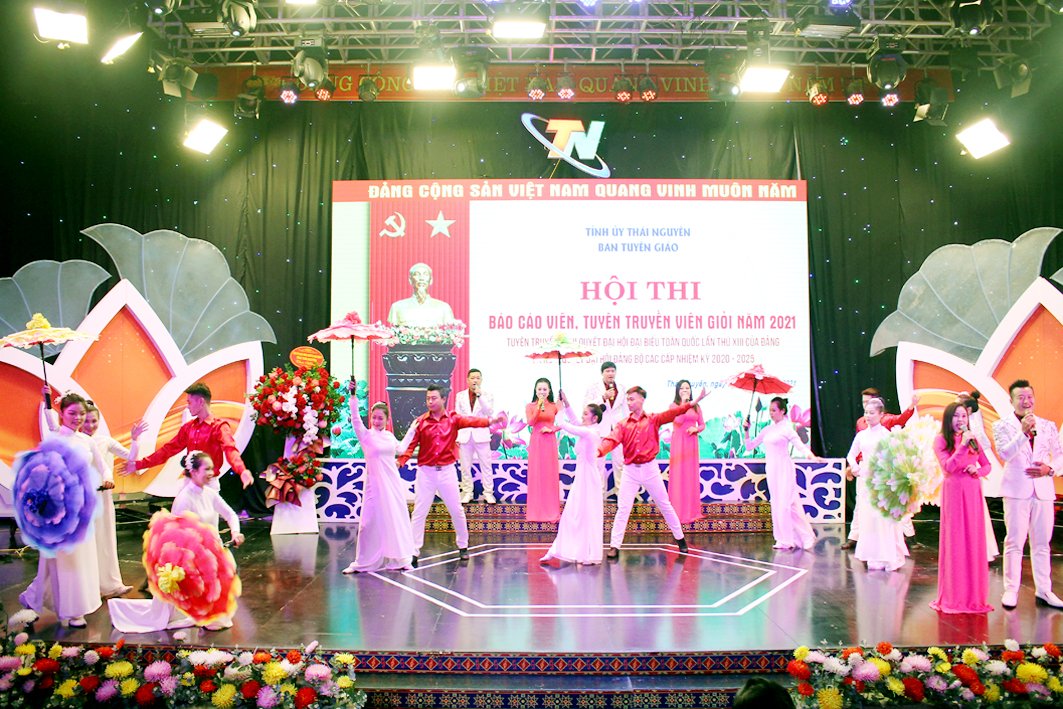 Van-nghe-chao-mung.jpg
